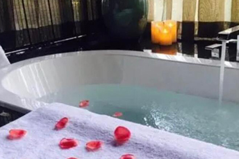 成都武侯水疗池中的失重冥想：当身体学会漂浮